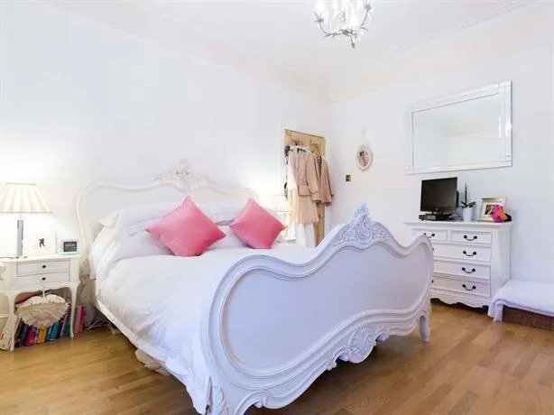 Veeve 2 Bed 1 Bath Flat Honeybourne Road West Hampstead - Image 1