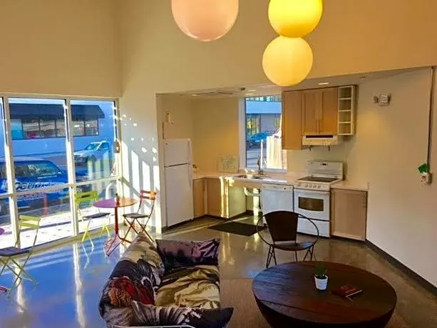Hostel 512 - Image 1