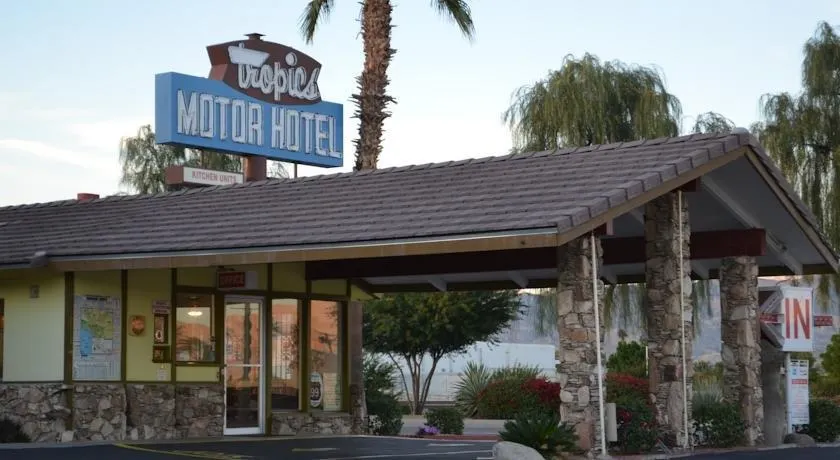Tropics Motor Hotel - Image 1