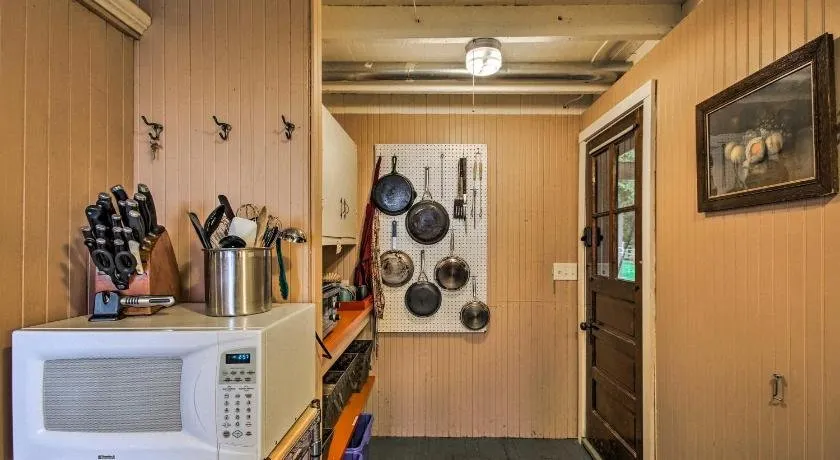 Rustic Lake House on Lake Champlain s Barney Point - Image 1