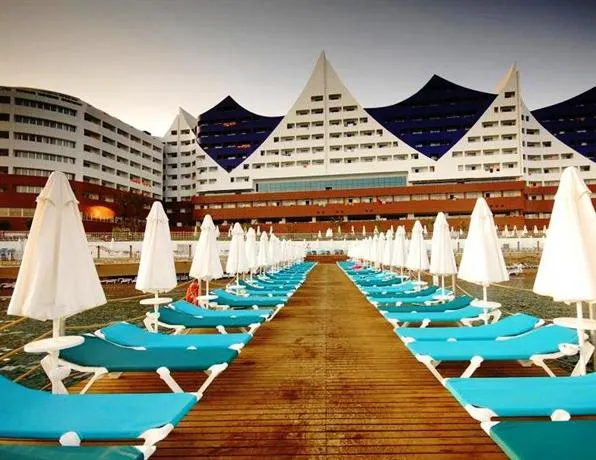 Insula Resort & Spa - Image 1