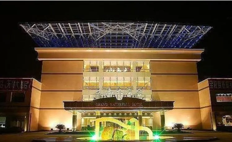 Grand Waterfall Hotel - Image 1