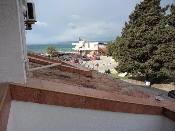 Irish Rover Hotel - Image 1