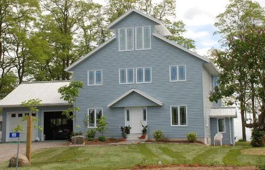Loughbreeze Bay Cottage Accommodation - Image 1