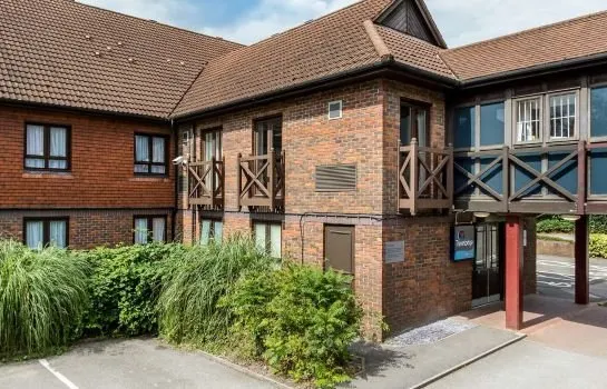 Travelodge Frimley Hotel - Image 1