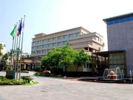 Zhiyin Lotus Lake Hotel - Image 1