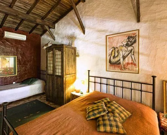 Bakkhos Guesthouse Pansiyon - Image 1