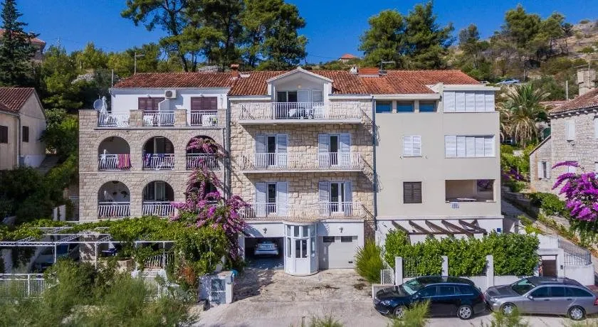 Seaview apartments - Image 1