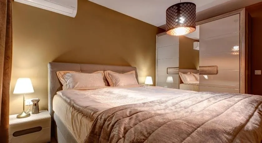 Silver & Gold Apartment - Image 1