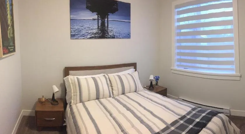 Mollys Cottage-The Suite on Vancouver Island near YYJ Airport and the WA and BC Ferries - Image 1