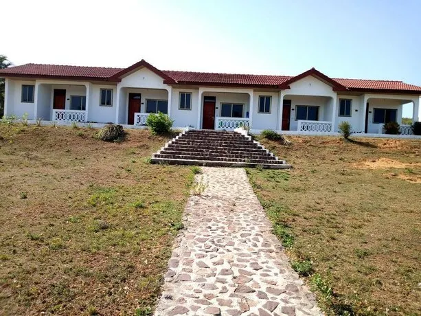 Brenu Beach Lodge - Image 1