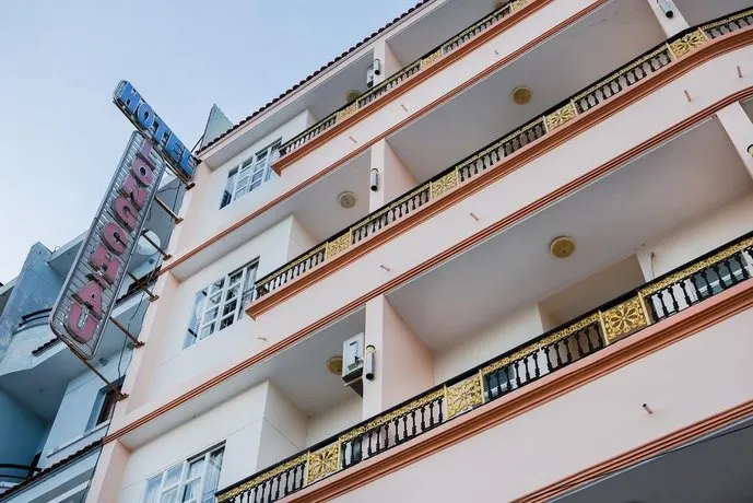 Long Chau Hotel - Image 1