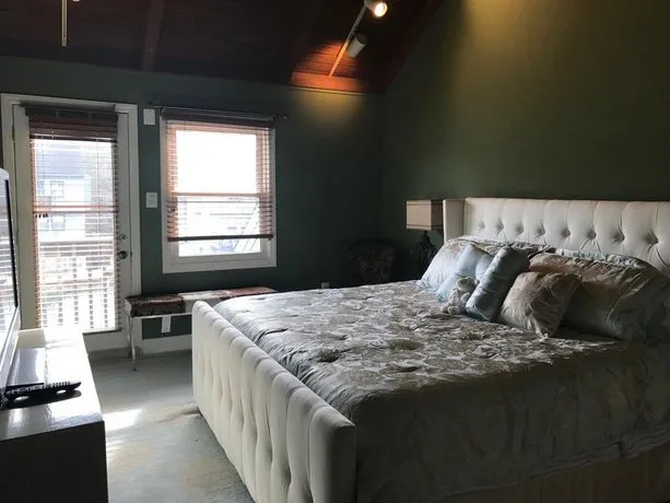 Luxurious Waterside Cabin - Image 1