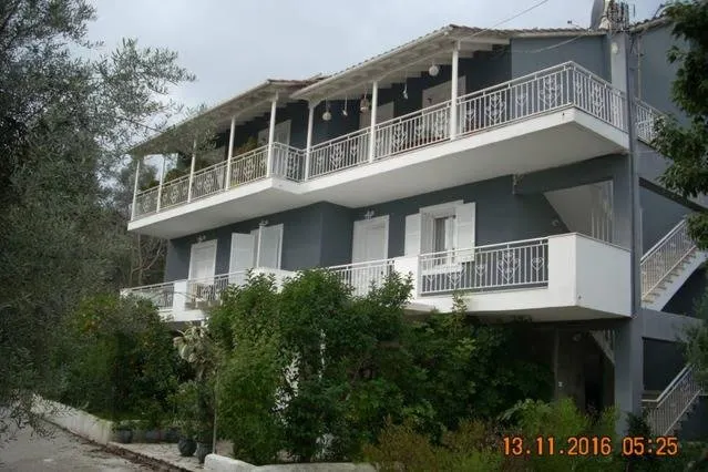 Iris Apartments - Image 1