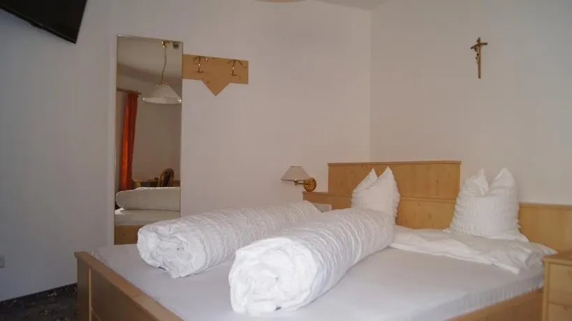 Hotel Pension Alpenhof - Image 1