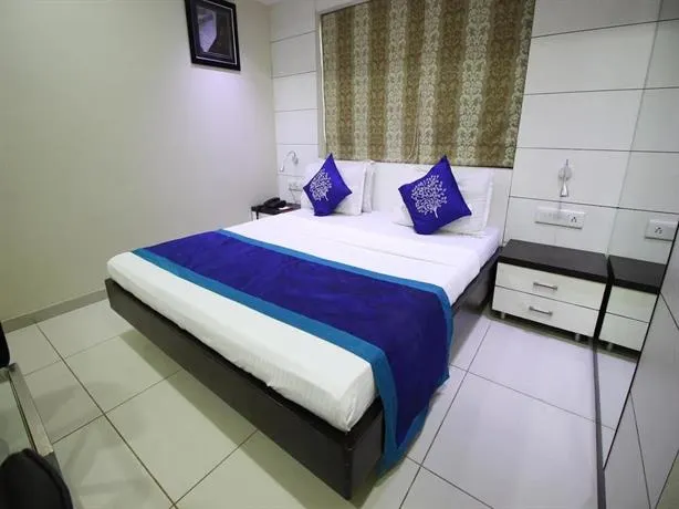 OYO Rooms Usmanpura Ashram Road - Image 1