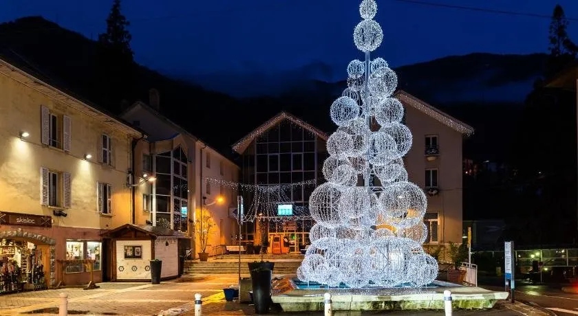 Royal Center - Image 1