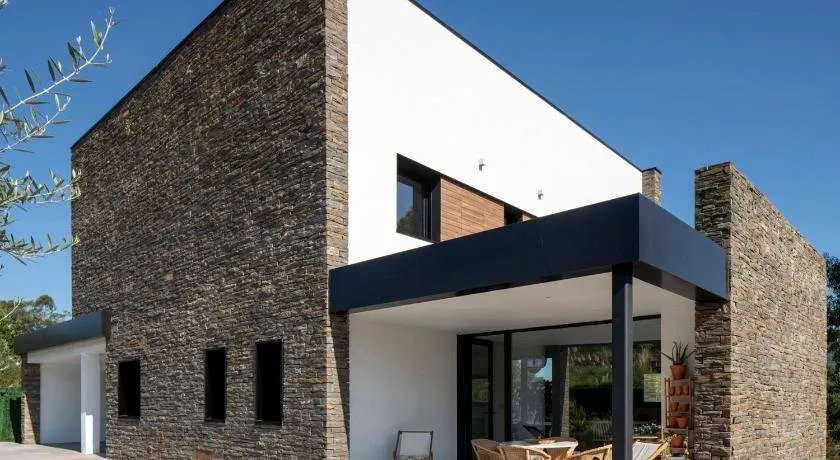 Casa moderna con piscina y vistas al bosque. - Image 1