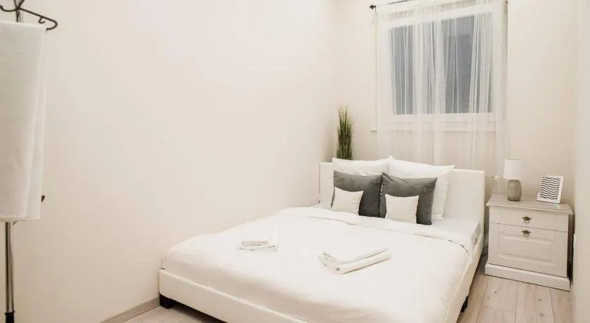 New luxury apartment in the center with A/C - Image 1