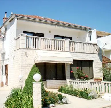 Kastela Tin Guesthouse - Image 1