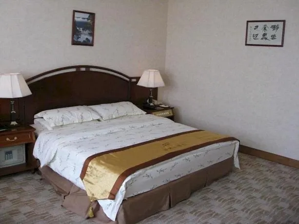 Hua Zhou Hotel - Image 1