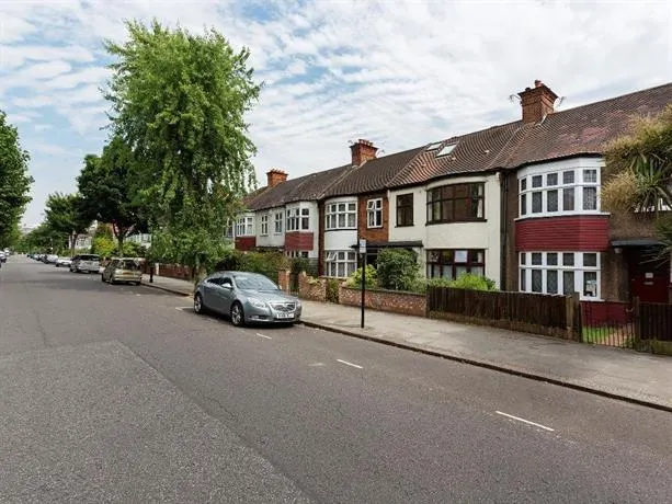 Veeve 3 Bed Family House Dalgarno Gardens Notting Hill - Image 1