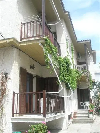 Arriba Apartments - Image 1