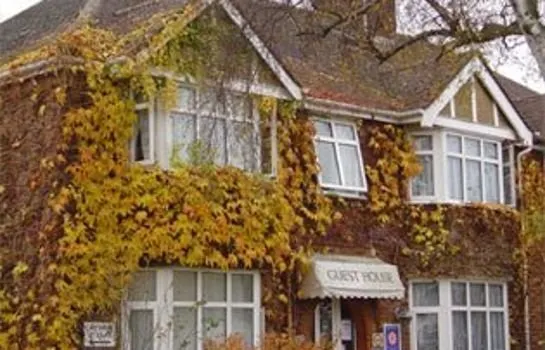 Brooklands Guest House - Image 1