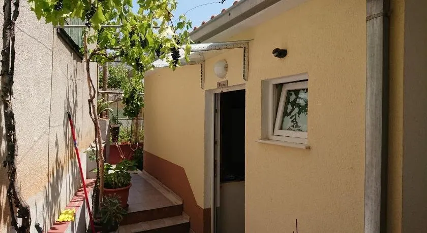 Apartment Lid - Image 1