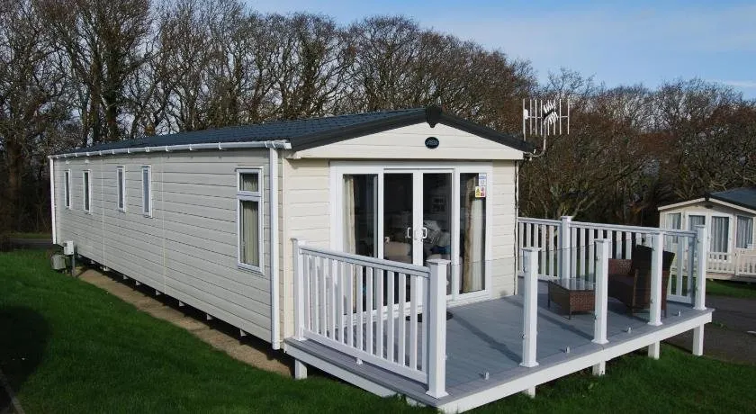 33 Solent Village - Image 1