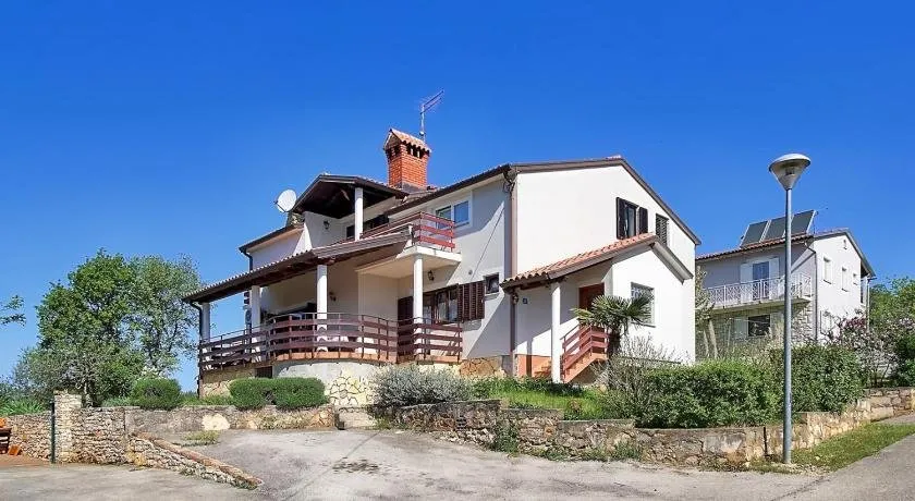 EVA house with apartment - Image 1