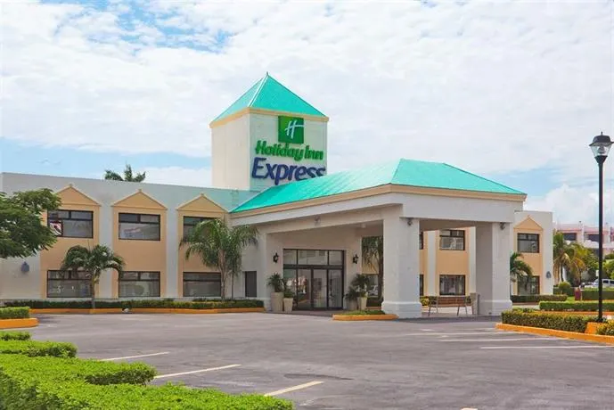 Holiday Inn Express Cancun Zonaera - Image 1