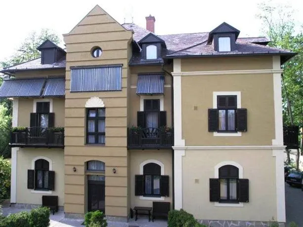 Park Hotel And Restaurant - Image 1