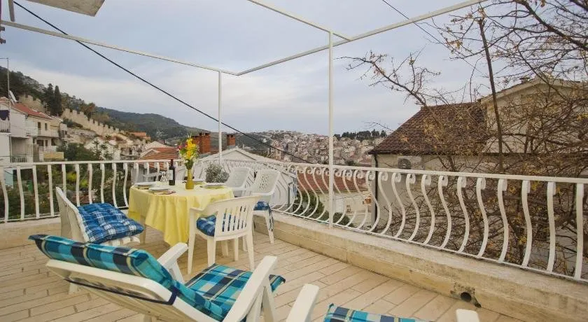 Spacious Central Apartment - Image 1