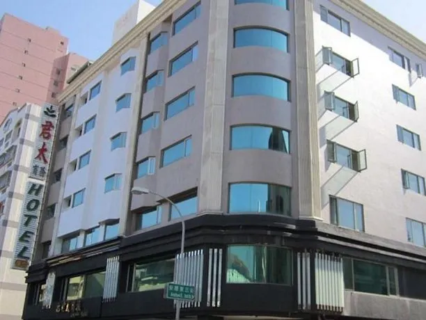 Esquire Hotel - Image 1