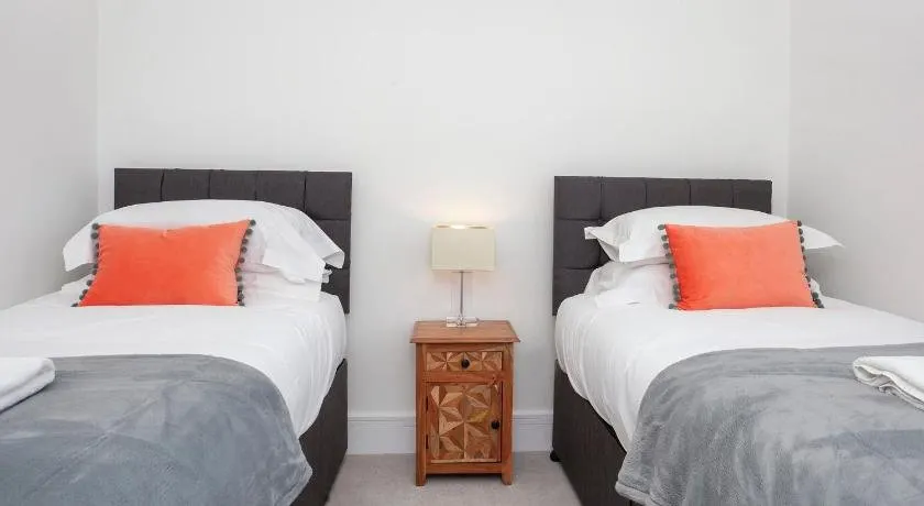 White House Apartments - Image 1