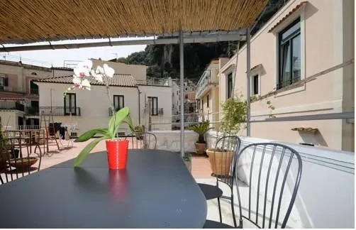 Amalfi Holiday House Rooms & Apartments - Image 1