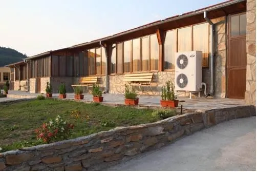 IRIS GUEST HOUSE - Image 1