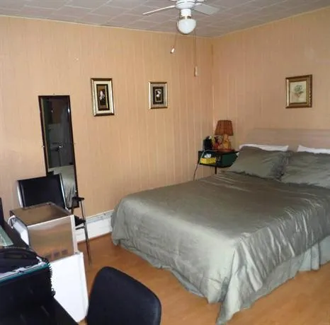 Motel Tracy - Image 1