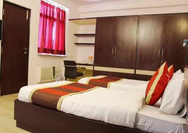 OYO Rooms Hawa Sadak Bais Godam - Image 1
