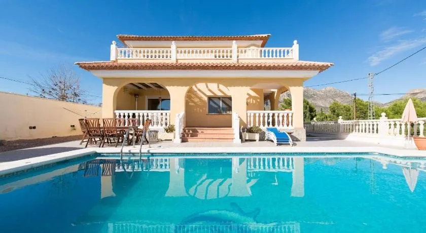 Felderhof Villa 4 bed Private Pool - Image 1