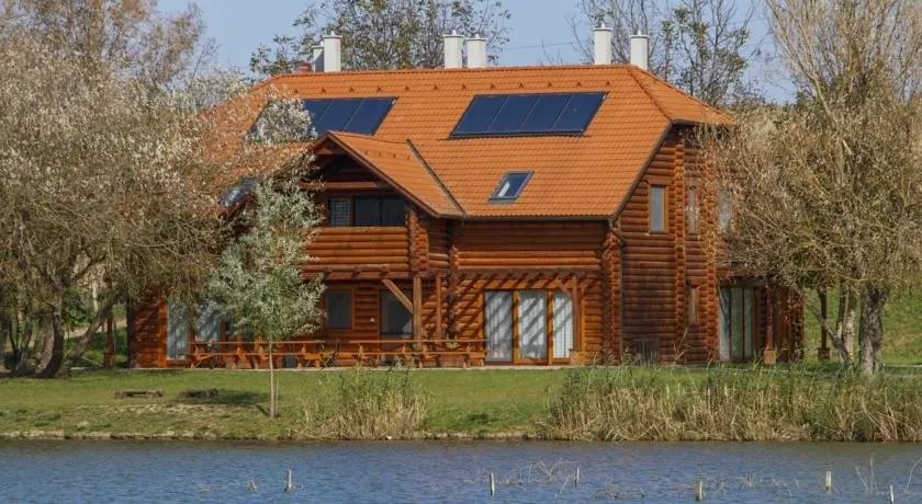 Sombereki Horgásztó Rönkház - Image 1