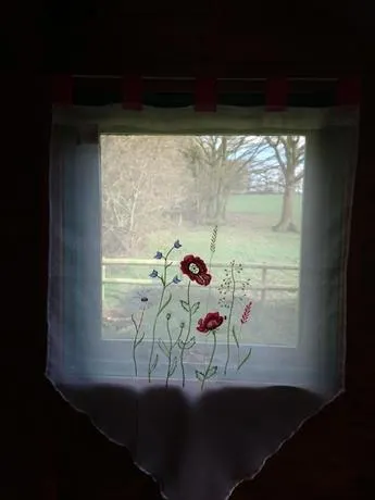 Alice Street Farm Shepherds Hut - Image 1