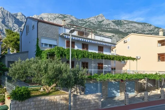 Apartmani Mustapic-Vacation Rentals Makarska proximity to beach book direct - Image 1