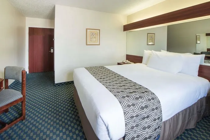 Microtel Inn & Suites by Wyndham Tulsa East - Image 1