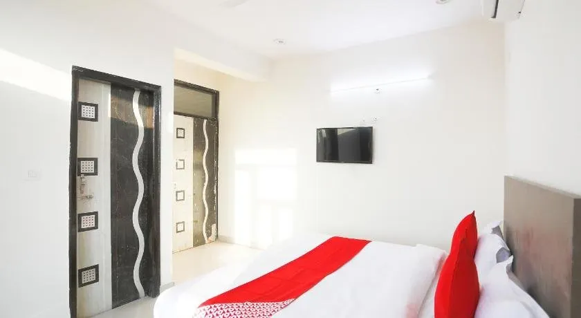 Rajmahal Residency Hotel by OYO Rooms - Image 1
