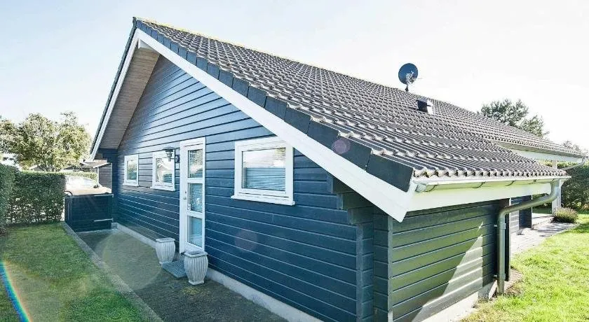Holiday home with barbeque, garden & terrace - Image 1