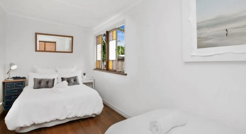 A SWEET ESCAPE - Byron Surf Cottage - walk to Byron - Image 1