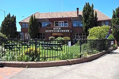 New Ivanhoe Hotel - Image 1