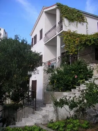 Apartments Villa Mare Vinisce - Image 1